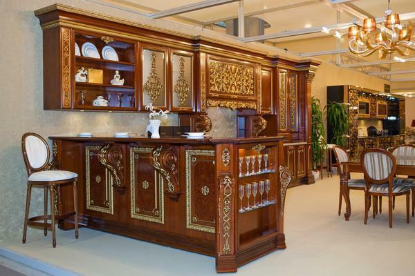 Kuchyně v klasickém stylu, musí být vybaveny dřevěným nábytkem s vyřezávanými dekorace prvky