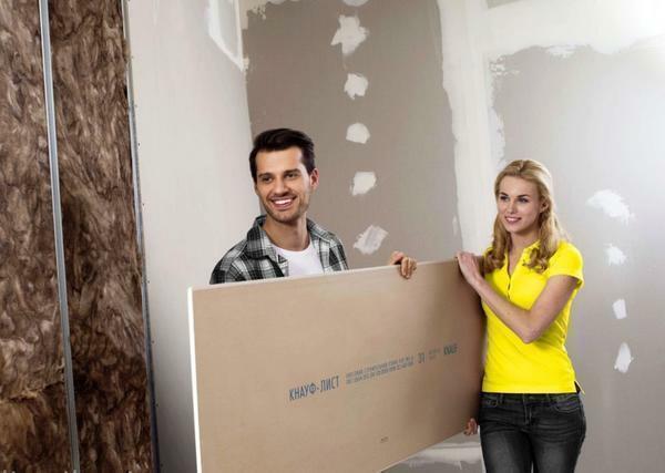 Zladiť steny v kúpeľni malej veľkosti miestnosti sa doporučuje použiť metódu inštalácie bezrámové sadrokartón