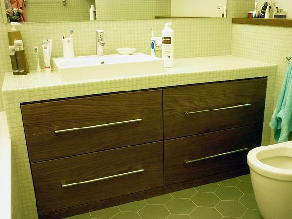 Bänkskiva i badrummet gipsskivor: hyllan och nisch, lägga hur man gör sig under diskbänken och handfat med händerna