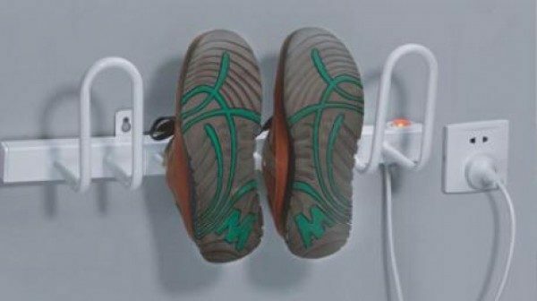 Los elementos de calefacción son un excelente trabajo de secado zapatillas de deporte, zapatos o botas