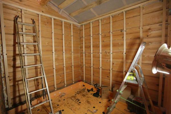 E 'possibile fissare il muro a secco per blocchi di legno: come rinfoderare le pareti della casa con le proprie mani, sulle rotaie, assetto e l'allineamento delle pareti interne