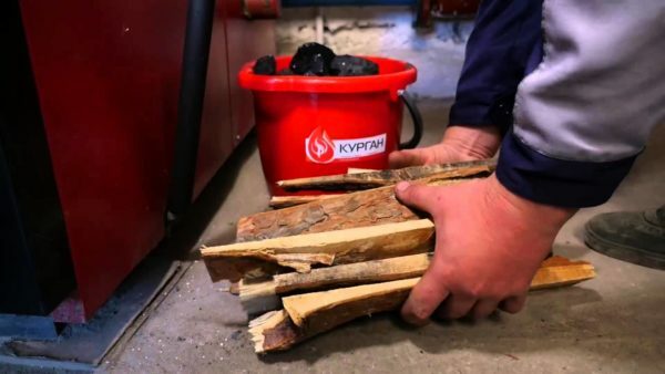 Podnetanju trdno kurivo: najprej vžgejo lesa, nato pa iz njih vžge premoga.