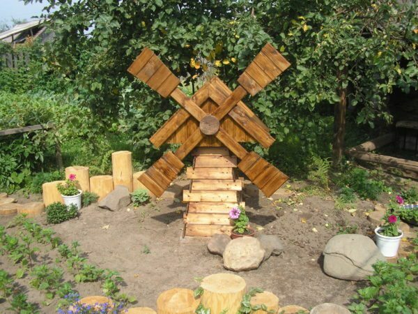 Dekorative Holzmühle kann eine große Dekoration für Ihr Land Ort sein