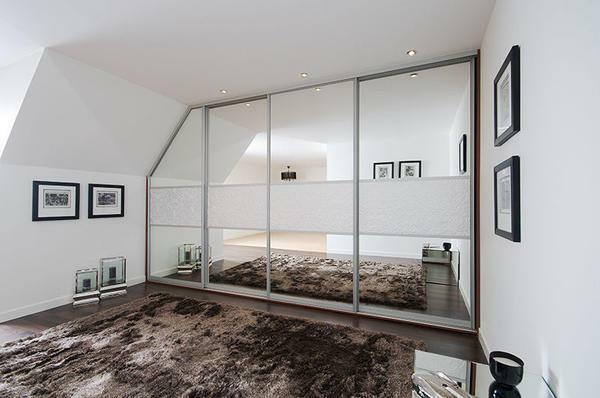 Built-in lemari drywall dapat dihiasi dengan pintu cermin atau backlight