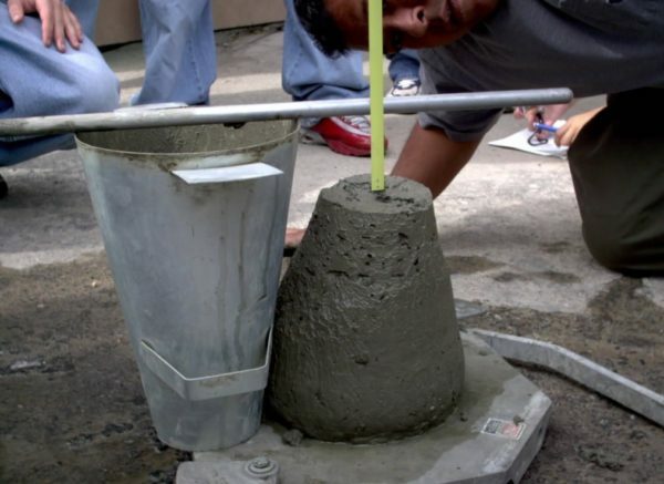 Pour déterminer la viscosité de la solution utilisée cône spécial comme un seau métallique sans fond.