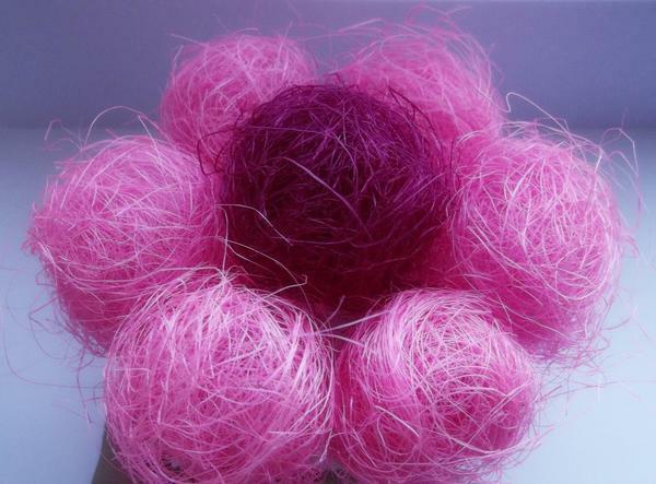 Pour créer des boules de fibres de sisal est nécessaire de diviser et de les rouler en petits glomérules