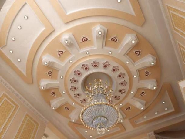 Construction de plafond sophistiquée en plaques de plâtre - une véritable œuvre d'art