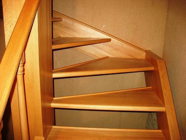Výhodou dřevěných schodech, že je spolehlivý a praktický
