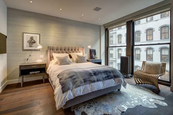 When choosing a design for a bedroom, you need to consider the style of the floor and ceiling