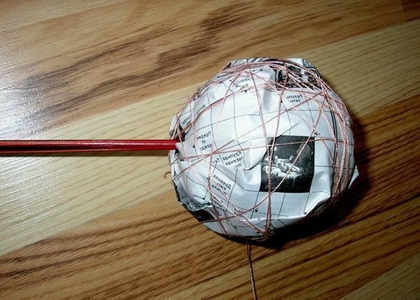 Sie können auch einen Ball aus der gewöhnlichen Wolle machen, fest auf Papierbasis gewickelt und Faden