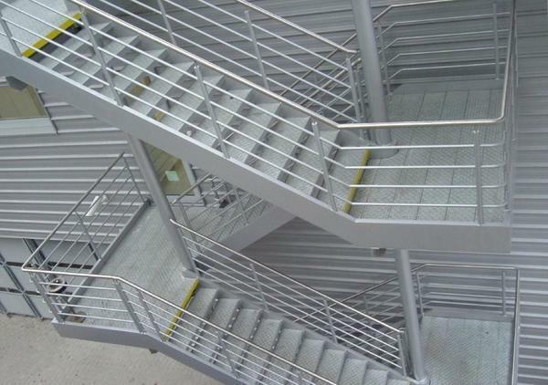 Všetky hlavné parametre evakuačné schodiská sú prísne regulovaná GOST