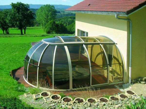 Kot talno gazebo uporablja Attached na terasi hiše. Preprečite pregretje v soncu zaradi učinka tople grede omogoča drsenje sektor strehe.