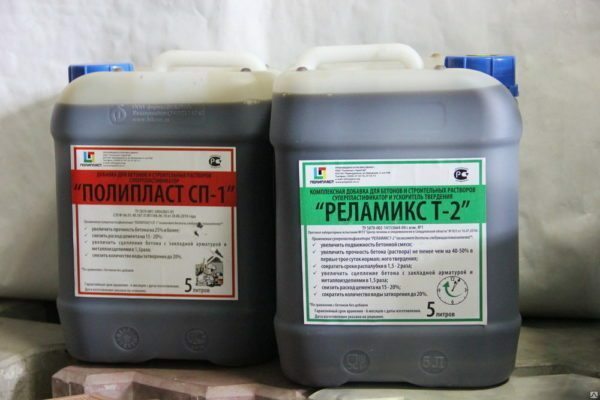 mélange souvent vendu en Plastifiant combinaison avec d'autres additifs.