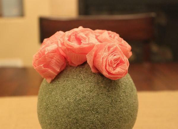 Topiary von Wellpapier: seine Hände, Blume, wie eine Kugel aus gofrobumagi Meisterklasse machen von der Farbe, Foto und Video