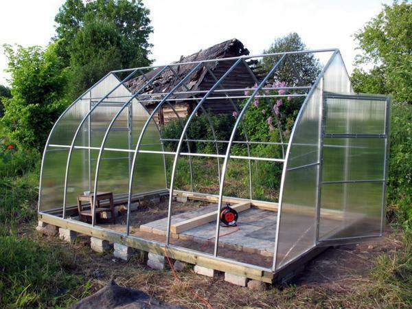 The process of assembling the greenhouse must be carried out step by step