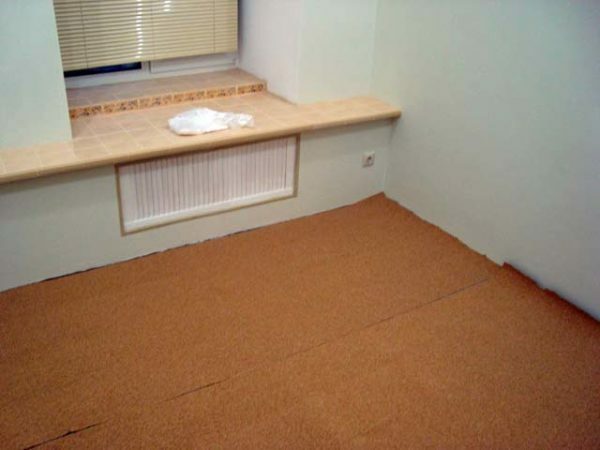 Als u besluit om de linoleum op het laminaat of tapijt te vervangen, kan jutegrondlaag worden gelaten