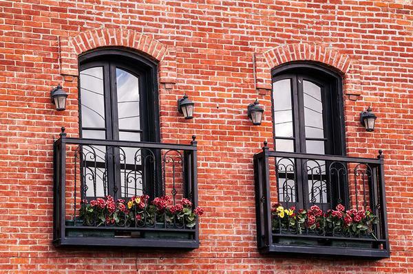 Francuski balkon: balkon fotografija, zaslon u boji unutra, a kovanje, mišljenja o lažnosti-balkon izgleda kao kuća