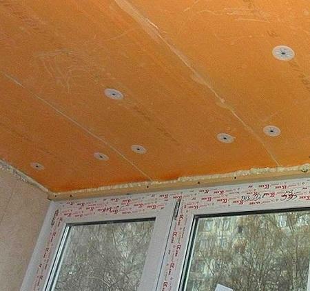 materiali isolanti a soffitto sul balcone possono differire di spessore, aspetto e colore