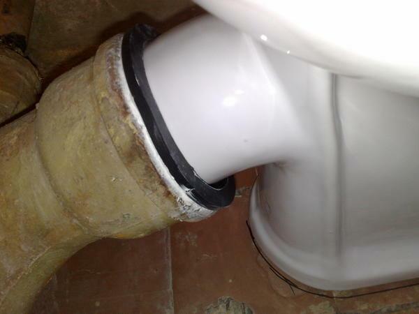 For å koble toalettet til kloakk støpejern, er det nødvendig å rense mufferør