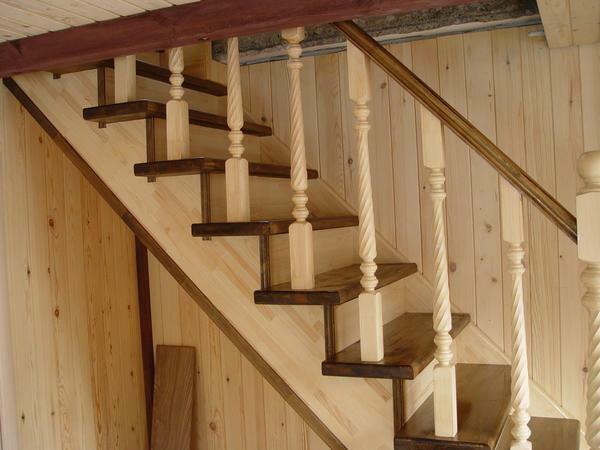 Kāpnes izgatavotas no koka, var krāsot, jo pirms uzstādīšanas un post