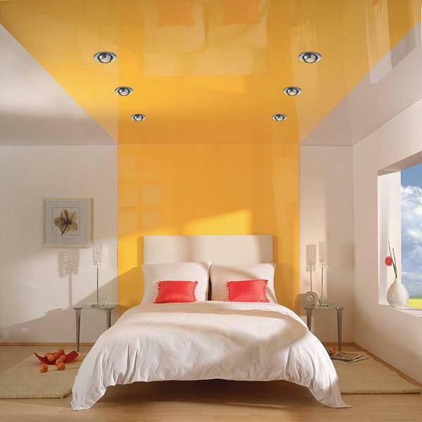 L'éclairage dans la chambre avec des plafonds de tension Photo: illuminé, lumière avec projecteurs