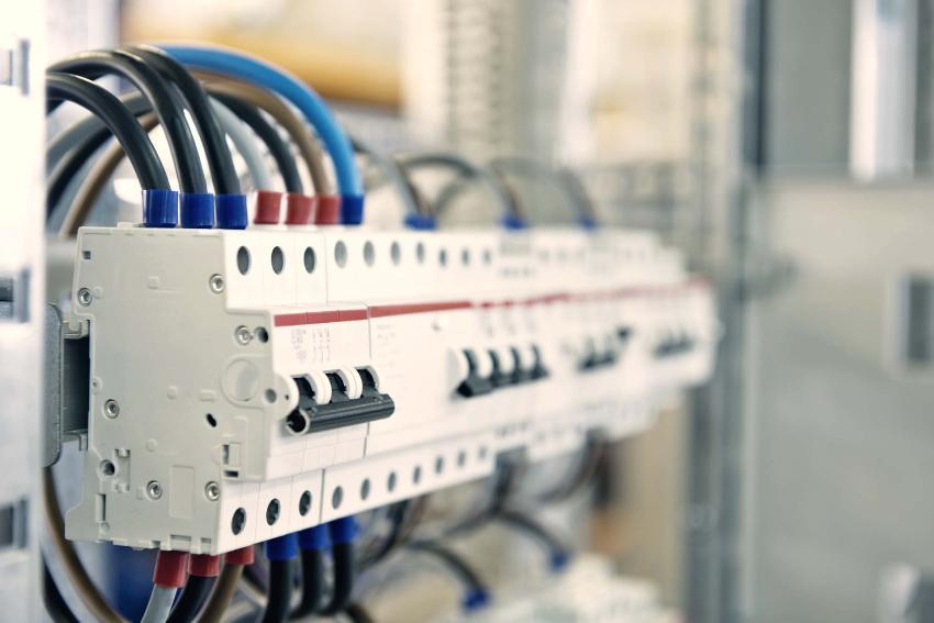 Emergency circuit breakers in the three-phase network
