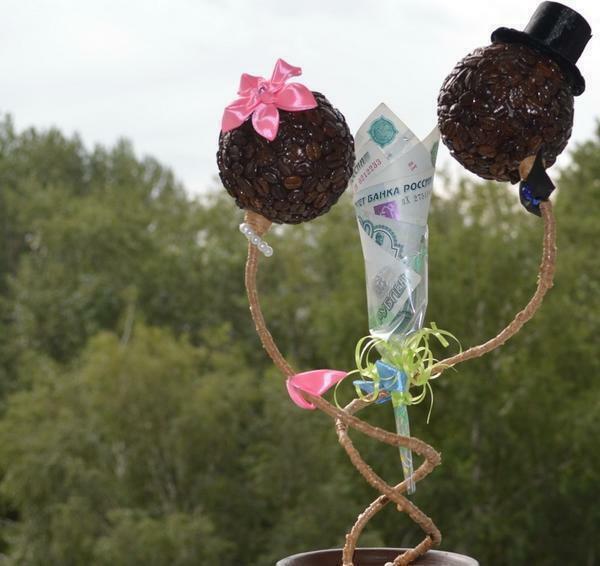 Wedding - one of the most striking events in life, so an excellent gift will be a topiary made of coffee, made by own hands