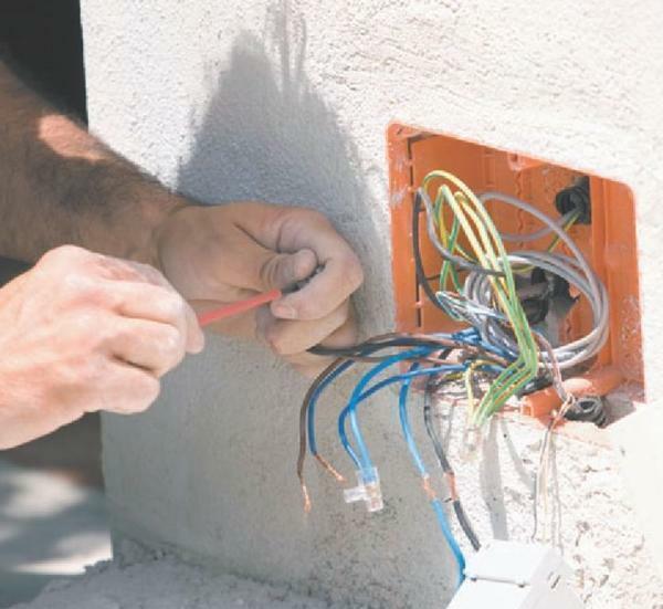 Innan du börjar installera kopplingsdosan måste du först göra ett litet hål i väggen av gipsskivor