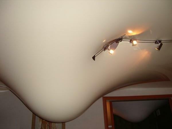 Vidange de l'eau du plafond tendu: comme un drain sur leur propre, l'eau propre, ce qu'il faut faire si vous inondé
