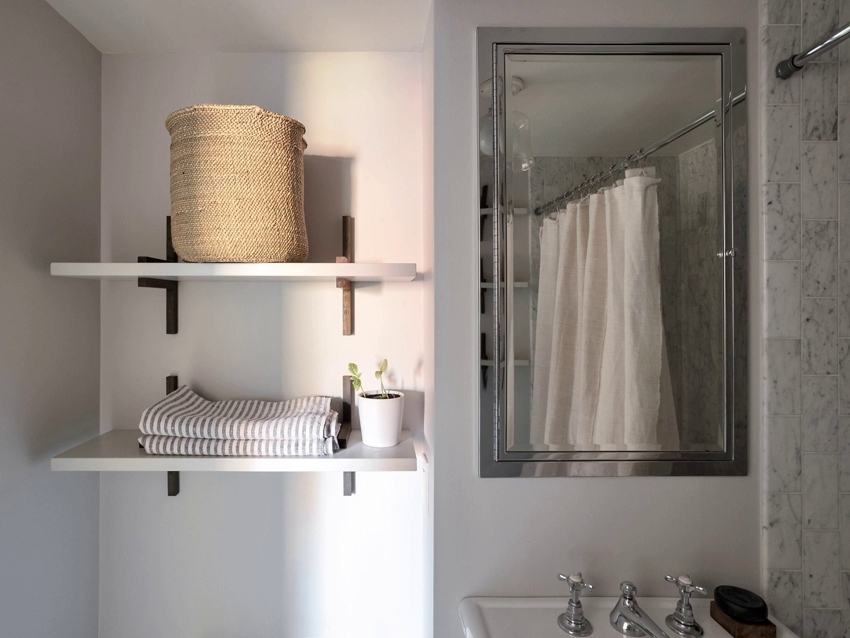 Laiad riiulid võimaldavad vannitoas hoida rätikuid ja suuri majapidamistarbeid