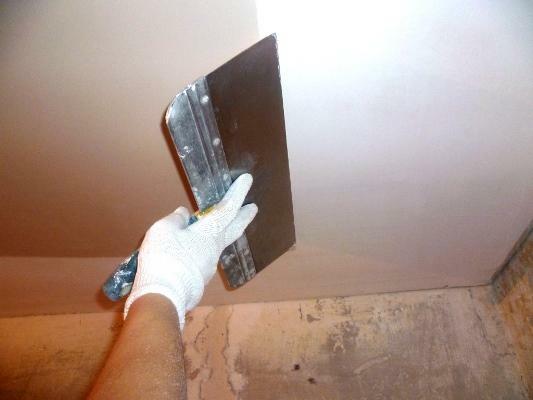 Puttying paredes y techos es un paso importante en la realización de obras de reparación