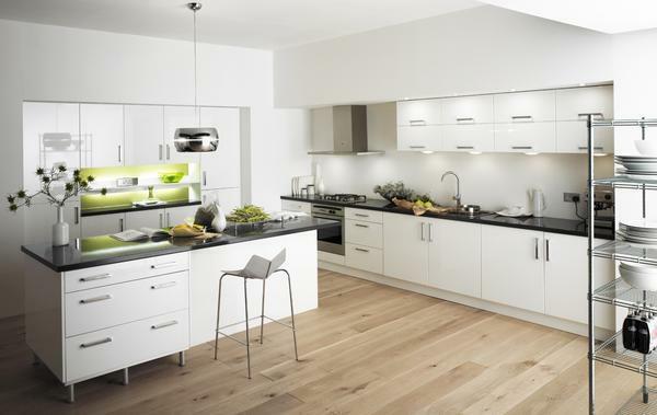White wallpapers in the kitchen symbolize cleanliness and order