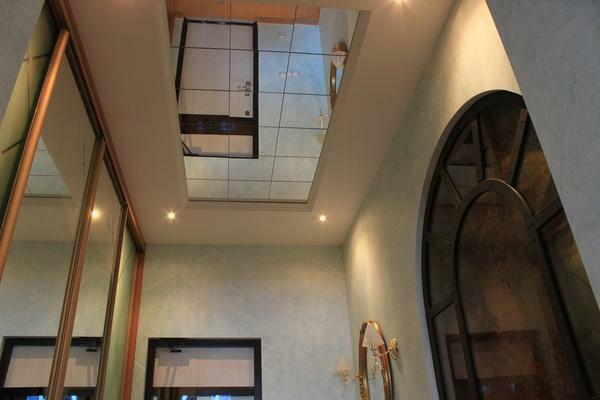 Nekoliko ogledalo površine u hodniku vizualno povećati prostoriju