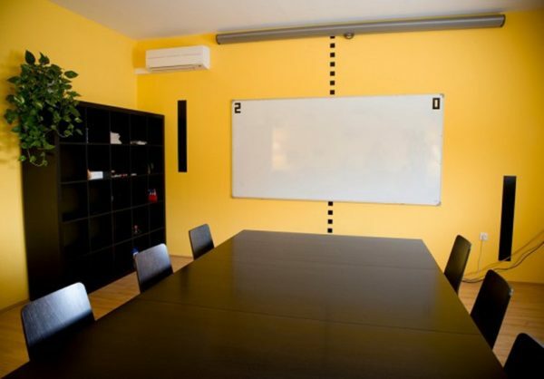 Tandemas juoda baldai ir geltonos sienos prisideda prie darbuotojų ir klientų sveikatos atrodyti garbingas