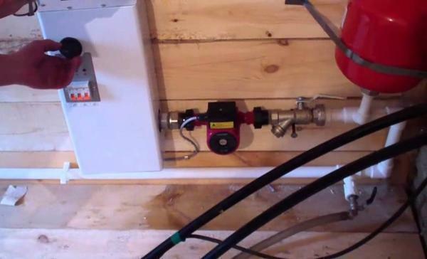 Kā pull gaisu no radiatora apkures Video: Majewski pieskarieties uz akumulatoru, izdzīt no slūžām sistēmas