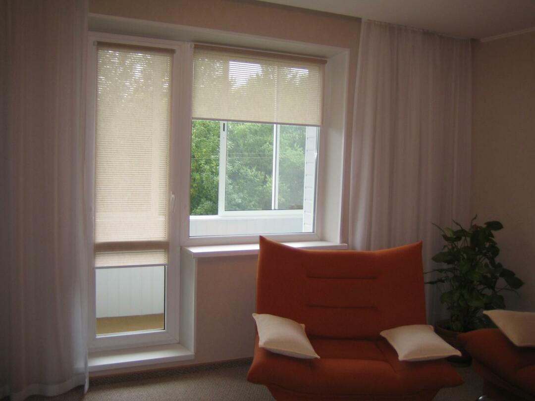 Curtains on the balcony ideas and photos: a window with a balcony door, kitchen and living room, bedroom and living room, tulle to the room and blinds
