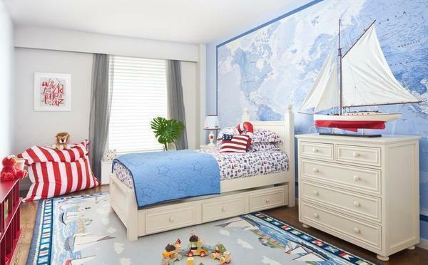 Yhdistämällä taustakuva lastenhuoneessa voi keksiä erilaisia ​​vaihtoehtoja, kuten pokleit yksi seinistä tapetti muodossa maailmankartalle