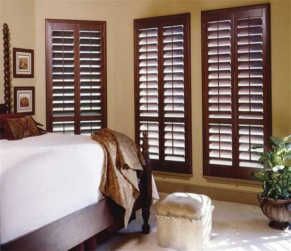 Prachtig sieren de vensteropening kan door middel van decoratieve houten shutters, blinds