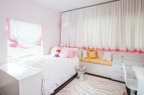 Para la habitación de un niño, se puede elegir un corto de cortinas de tonos claros