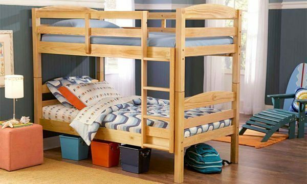 Feito em casa cama de beliche pode ser usado não só as crianças mas também adultos, no caso da necessidade de adequada