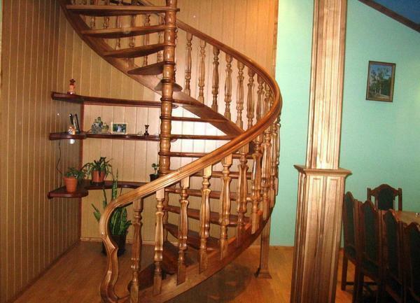 Lai kāpnes bija izturīga un praktiska, tā ir vislabāk izgatavots no dārga koka