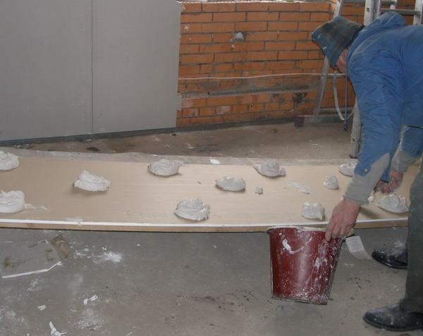 Före montering gips på väggen bör rengöras noggrant av skräp och damm