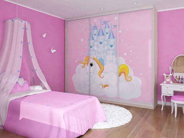 Šatníková skriňa v detskej izbe môže byť ozdobený trojrozmernými štítky, ktoré ukazujú obľúbené kreslené postavičky vášho dieťaťa