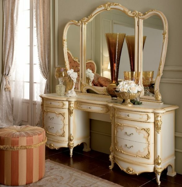 The lattice has a single central mirror, as well as a dressing table, as well as two more side