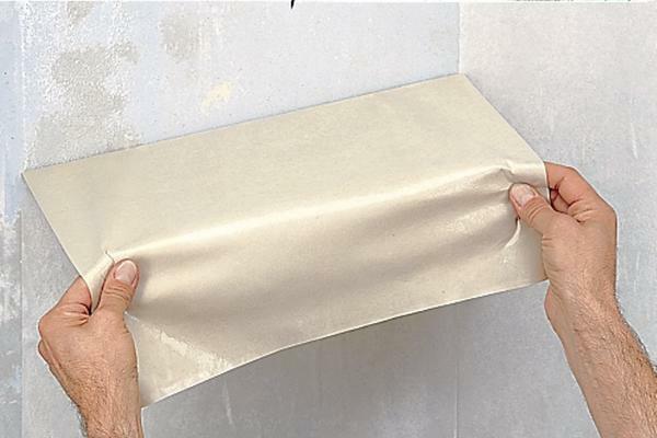 Sebelum Anda mulai wallpapering perlu mempersiapkan dinding. Hapus wallpaper lama, dempul dan permukaan prima dari dinding