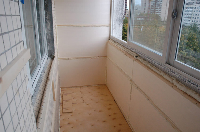 Konštrukcie lodžií a balkónov s rukami: idea obývacej izbe výzdoby