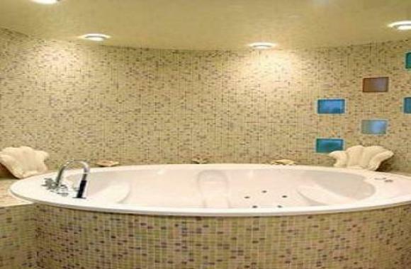 Luxusní koupel s sádrokartonových podhledů a vestavěnými světly