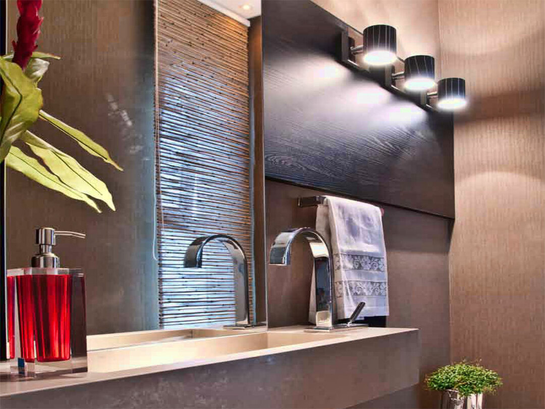 Přírodní textury, lakonický design vodovodních armatur, odvážná barevná schémata: jak by měl vypadat interiér koupelny v roce 2020