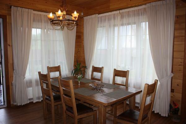Cortinas para questionamento: as mãos, foto, cortinas para uma casa de campo, estilo rústico em uma casa de madeira