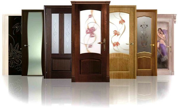 Pavyzdžiai interjero medinės durys su stiklo intarpais